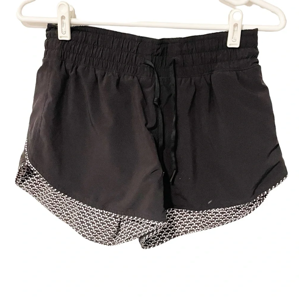 Lululemon Size 4 Black Choose a Side Reversible Athletic Pull on Shorts